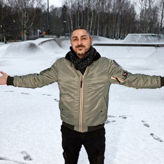 Arman Alizad viihtyy nykyään skeittipuistossa tyttäriensä kanssa. He harrastavat skuuttausta eli potkulautailua. Arman Alizad viihtyy nykyään skeittipuistossa tyttäriensä kanssa. He harrastavat skuuttausta eli potkulautailua.