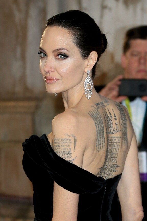 Angelina on ottanut yhden Sak Yant -tatuoinnin sen kunniaksi, että hänestä tuli Kambodzan kunniakansalainen. Angelinan esikoislapsi Maddox on adoptoitu Kambodzasta.