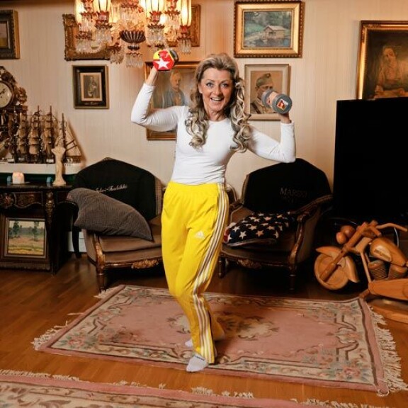 – Treenissä on tärkeää käydä läpi kaikki lihasryhmät, Kike opastaa käyttäen Seikalta saamiaan kilon käsipainoja alliharjoitteluun. – Treenissä on tärkeää käydä läpi kaikki lihasryhmät, Kike opastaa käyttäen Seikalta saamiaan kilon käsipainoja alliharjoitteluun.