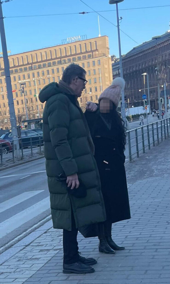 Matti ja kiharahiuksinen seuralainen juttelivat keskittyneesti keskenään.
