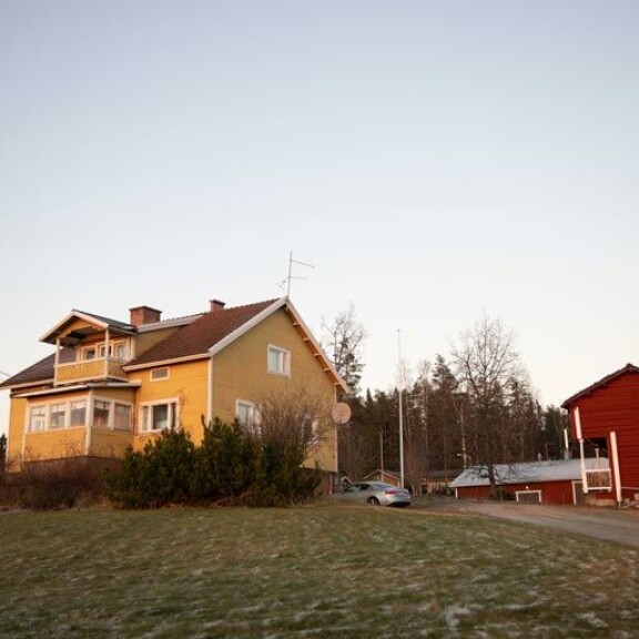 Ylä-Porkkalan tila on kuulunut Johanin suvulle 1700-luvulta lähtien. Pirtin hirsikehikkoa on siirretty pihapiirissä, ja nykypaikalleen se päätyi 1940-luvulla. Ylä-Porkkalan tila on kuulunut Johanin suvulle 1700-luvulta lähtien. Pirtin hirsikehikkoa on siirretty pihapiirissä, ja nykypaikalleen se päätyi 1940-luvulla.