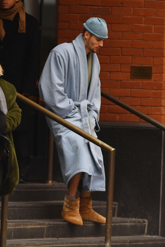 Justin ei ollut pukeutunut ulkovaatteisiin astellessaan New Yorkin kaduille.