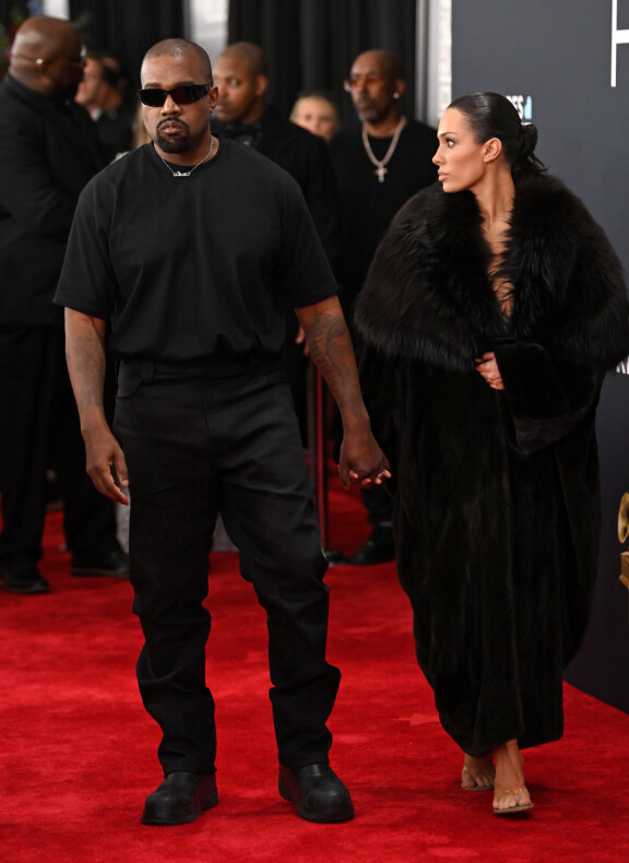 Kanye ja Bianca Censori aiheuttivat kohahtelua Grammyjen punaisella matolla, kun Bianca pudotti turkistakkinsa ja paljasti olevansa sen alla alasti.