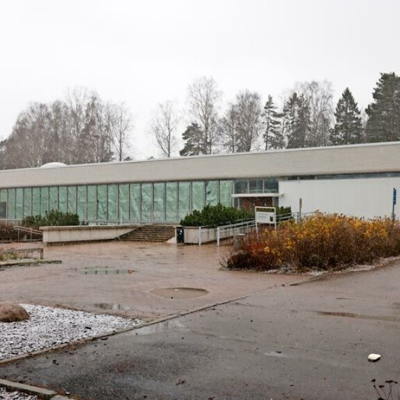 Arman Alizadin lapsuuden maisema rapistuu – tässä ovat palkitun tv-persoonan suosikkipaikat Espoossa Uimahalli