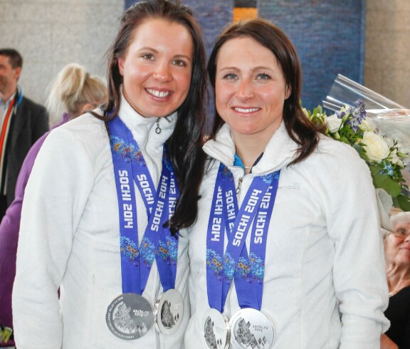 Vuonna 2014 Aino-Kaisa Saarinen (oikealla) juhli naisten parisprintin olympiahopeaa yhdessä Kerttu Niskasen kanssa. Saarinen voitti Sotšissa Niskasen kanssa myös 4 x 5 kilometrin viestihopeaa.
