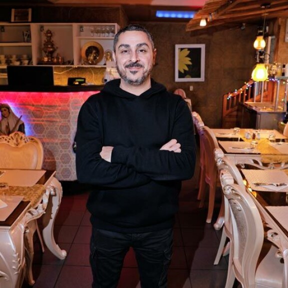 Arman Alizadin lapsuuden maisema rapistuu – tässä ovat palkitun tv-persoonan suosikkipaikat Espoossa Ravintola