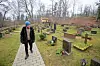 – Parasta täällä on yhteisö. Vaikka olisit kuka tahansa, ja sinulle tulee joku ongelma, niin kaikki ottavat sen asiakseen hoitaa, kertoo Siiri Teijon pienellä hautausmaalla.