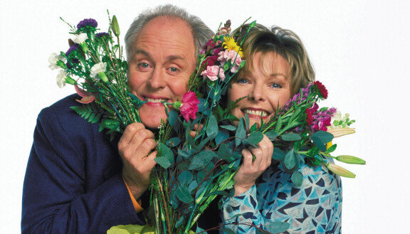 John Lithgow hassutteli ysärillä Kolmas kivi auringossa -sarjassa.