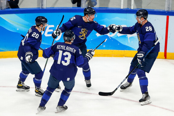 Miro Aaltonen (kesk.) voitti Leijonissa olympiakultaa Pekingissä 2022.