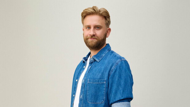 Joel ja Hjallis Harkimo käyvät vakavan keskustelun