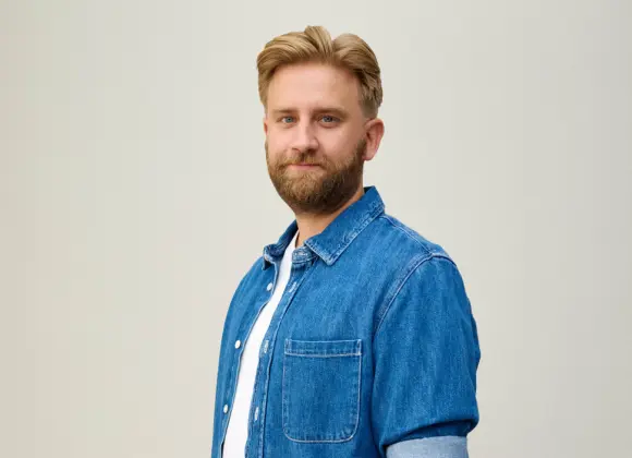 Joel ja Hjallis Harkimo käyvät vakavan keskustelun