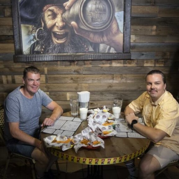 Raimo Helminen kyynelehtii Seiskan toimittajan armottomassa grillauksessa - täräyttää lopulta suoraan mielipiteensä: 'Tällä kertaa jätetään väliin!' Katso Siivet suussa! Raimo Helminen & Eetu Ampuja.