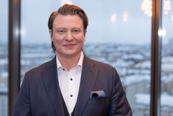 Jaajo ja neuvonantajat pitävät Diilissä hoviaan hotelli Clarionissa.