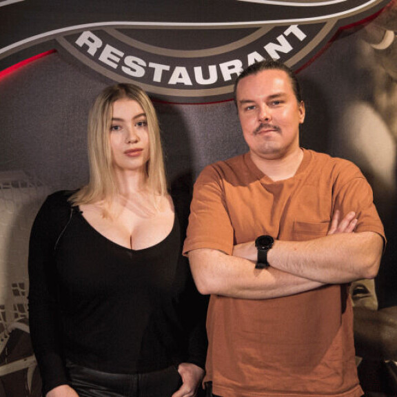 Pasha Podzniakova ja Eetu Ampuja vetelivät huiviin Hookin maistuvia mutta sitäkin tulisempia siipiä. Pasha Podzniakova ja Eetu Ampuja vetelivät huiviin Hookin maistuvia mutta sitäkin tulisempia siipiä.