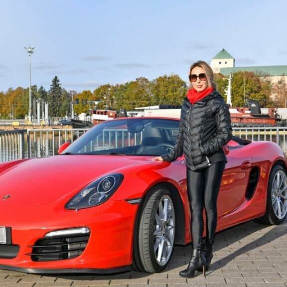 50 vuotta täyttävä Nadja Sukari sai miljonäärimieheltään syntymäpäivälahjaksi Porschen. Kaksipaikkaisessa tykissä piisaa hevosvoimia enemmän kuin tarpeeksi. 50 vuotta täyttävä Nadja Sukari sai miljonäärimieheltään syntymäpäivälahjaksi Porschen. Kaksipaikkaisessa tykissä piisaa hevosvoimia enemmän kuin tarpeeksi.