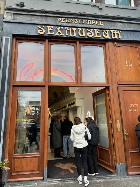 Eve ja komistus jonottivat museoon.