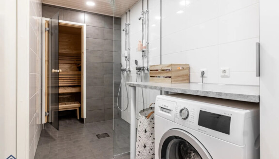 Talosta löytyy luonnollisesti myös sauna.