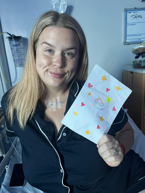 Jessica on saanut terveen paperit leikkauksen jälkeen. Kuvassa tyttären piirustus.