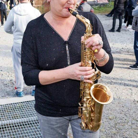 Leila viihdytti vieraita pihalla. Leila viihdytti vieraita pihalla.