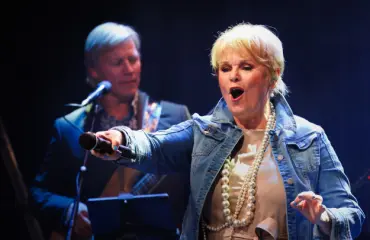 Iskelmälegenda ihmeissään! Katri Helenan kasvot esillä oudossa paikassa