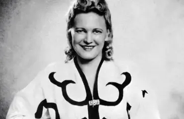 Dokumentti: Oskar Schindler oli keskenkasvuinen naistenmies – otti törkeästi kunnian vaimonsa teoista