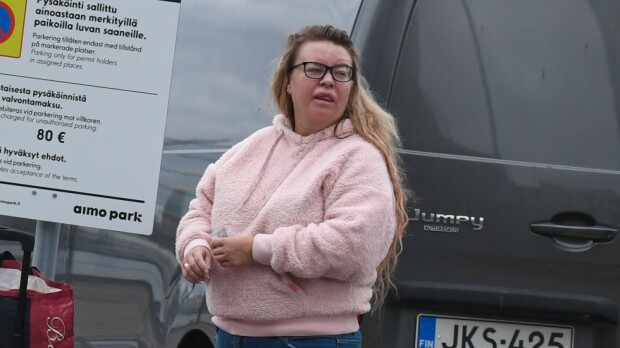 Taas uusi koira! Johanna Tukiainen herätti pahennusta Helsingin keskustassa – kuvat!