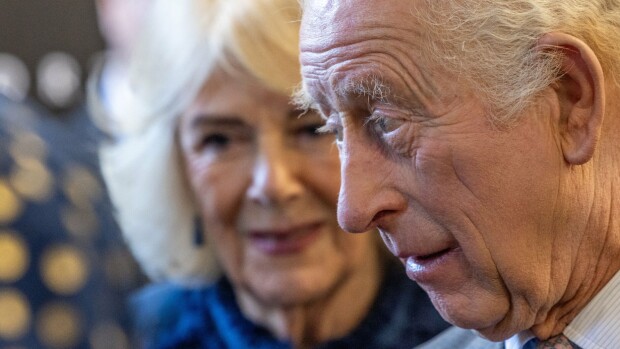 No nyt! Ostiko kuningas Charles kuningatar Camillalle ökykorvikset?
