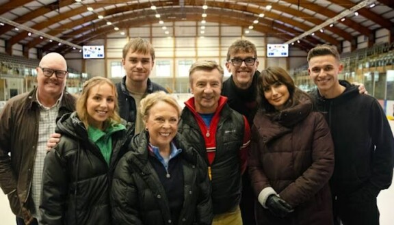 Jayne Torvill ja Christopher Dean (kuvassa kesk.) vierailevat Emmerdalessa.