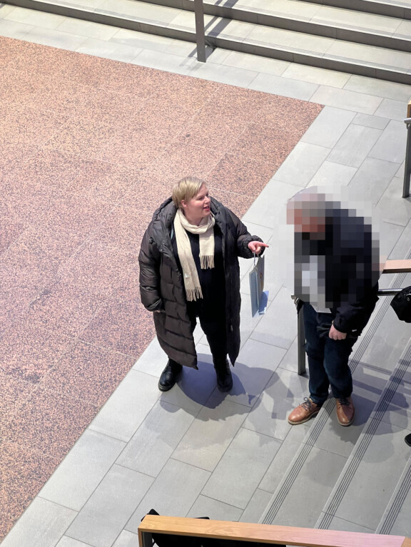 Seiskalle lähetetystä kuvasta huomaakin, että Annika on mielellään vaihtanut ajatuksiaan häntä lähestyneiden kanssa.