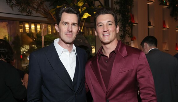 Joseph Kosinski ja Miles Teller elokuvan Hämähäkin sydän ensi-illassa.