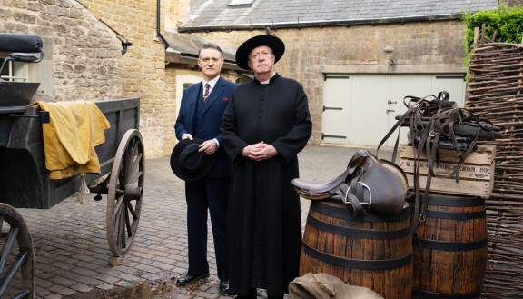 Picture shows: Tom Chambers as Chief Inspector Sullivan, Mark Williams as Father Brown Isä Brown ja hänen laumansa