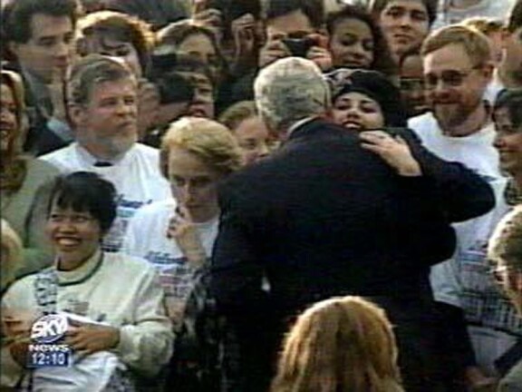 Kuva kaksikon halaamisesta vuonna 1996.