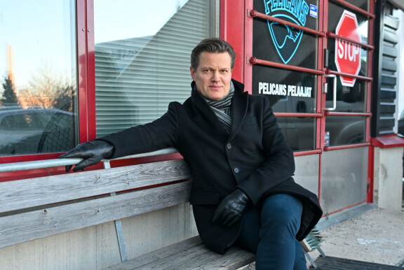 Coach Kapanen ei istu rahakukkulan päällä, vaan Lahden Isku-areenan edustalla.