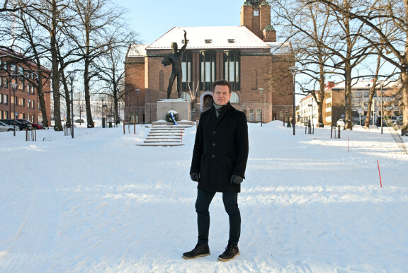 Sami Kapanen lahtelaistuu vauhdilla. Taustalla Eliel Saarisen suunnittelema kaupungintalo.