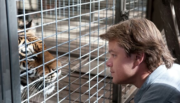 Benjamin Mee (Matt Damon) kohtaa ostamassaan eläintarhassaan monia haasteita.
