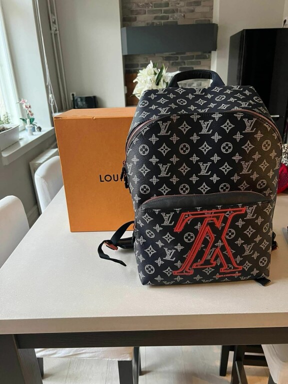Tässä on Vilin mukaan tiettävästi ainoa Suomessa oleva Louis Vuitton Apollo -reppu.