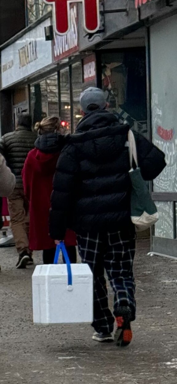 Tässä Niko on marssimassa kohti hääliikettä omintakeisessa lookissa.