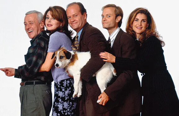 Frasierin alkuperäinen porukka. Martin-isää näytellyt John Mahoney menehtyi kurkkusyöpään 2018. Näyttelijöistä vain Roz alias Peri Gilpin (kuvassa oikealla) palasi uuteen Frasieriin sen toisella kaudella.