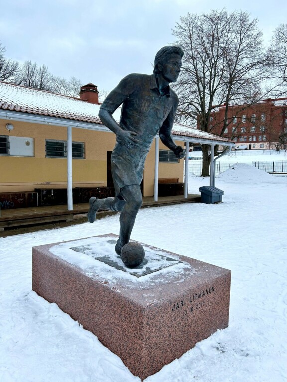 Jari Litmasen patsas komeilee aivan Lahden ytimessä Kisapuistossa.