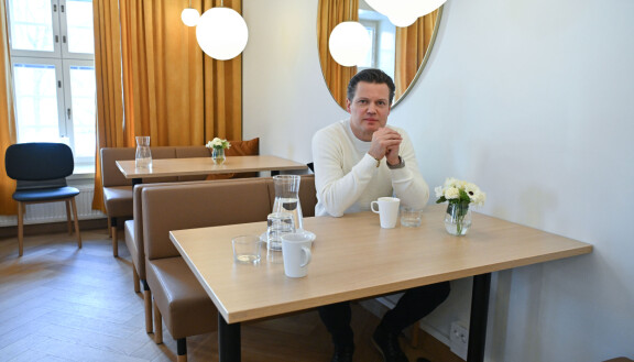 Sami Kapanen kehuu ravintola Elielin estetiikkaa. Lounasravintola sijaitsee Lahden kaupungintalolla.