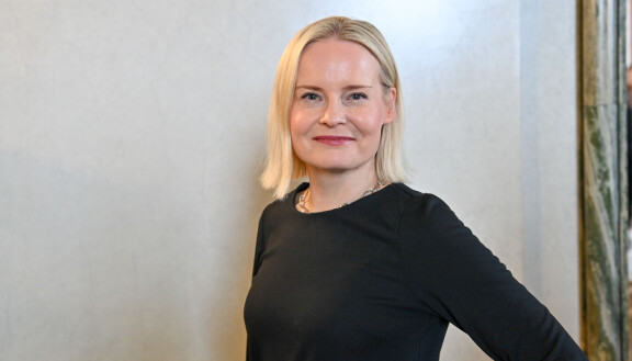 Riikka on kertonut äitinsä työskennelleen toimittajana Ylellä ja kasvaneensa itse äitinsä alkoholismin varjossa.