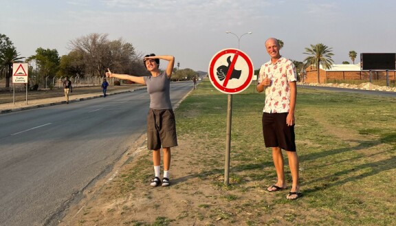 Usein liftaamiseen liittyy turvallisuushuolia. Courtney kertoi, ettei heille sattunut mitään pahaa ja että matka olisi ollut mahdoton ilman tätä usein parjattua matkustustapaa.