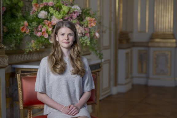 Teini-ikäinen prinsessa poseeraa kauniissa, virallisissa kuvissa syntymäpäivänään.