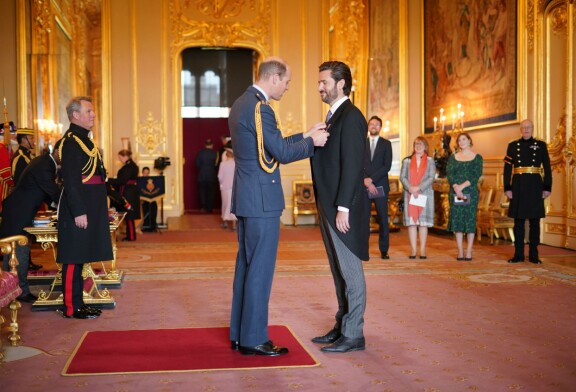 Jason on pysynyt tiiviissä väleissä Walesin prinssin kanssa myös työssään The Royal Foundationin toimitusjohtajana. Kuvassa prinssi nimittää hänet luutnantiksi.