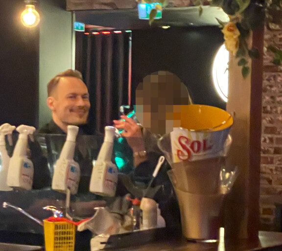 Markus Räikkönen hymyili kuin Naantalin aurinko Tampereella sijaitsevassa Ilona-yökerhossa. Sijoittajakönsikäs jutteli pitkään mysteerinaisen kanssa baaritiskillä.