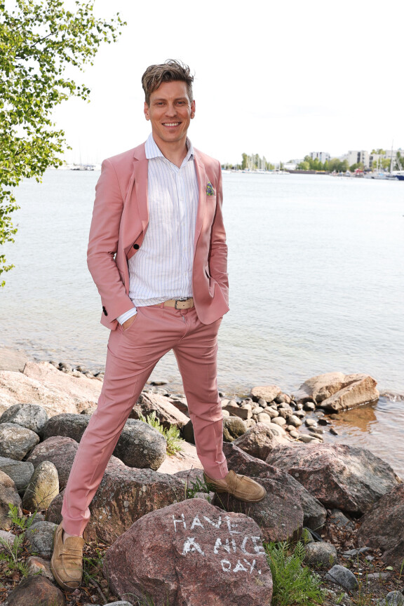 – Katotaanpa onku hyvä ilme... Ei ollu, tähti parahtaa videolla nähdessään tämän otoksen.