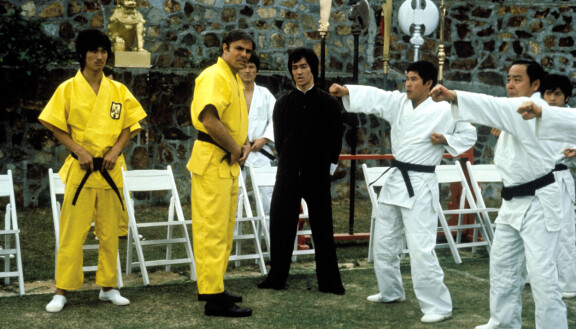 John Saxon (kesk.) ja Bruce Lee ottavat osaa taistelulajiturnaukseen.