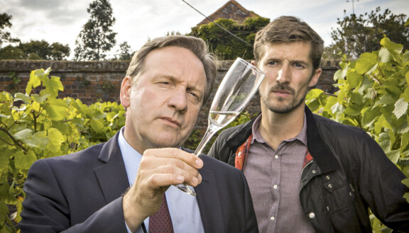 Midsomerin murhia ratkovat ylikomisario John Barnaby (Neil Dudgeon, vas.) ja ylikonstaapeli Charlie Nelson (Gwilym Lee).