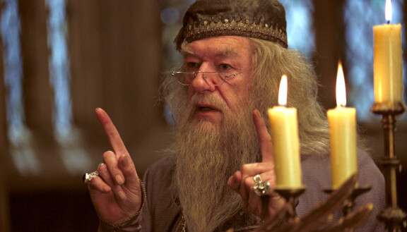 Ennen John Lithgowia Albus Dumbledorea näyttelivät Richard Harris ja Michael Gambon (kuvassa).