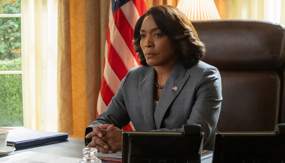 Nykyistä presidenttiä Evelyn Mitcheliä Zero Dayssä esittää Angela Bassett, joka näytteli Robert De Niron kanssa vuoden 2001 elokuvassa Valtikka.